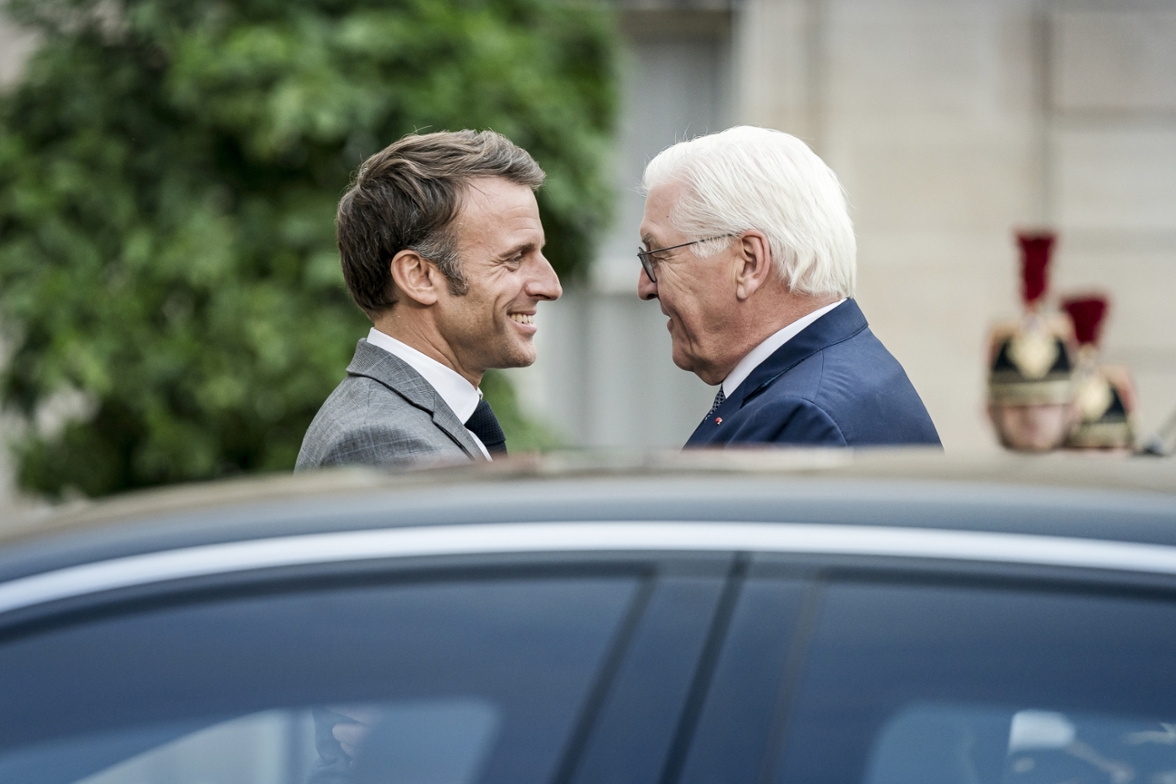 Federal president Frank-Walter Steinmeier and the french president Emmanuel Macron meet at the car